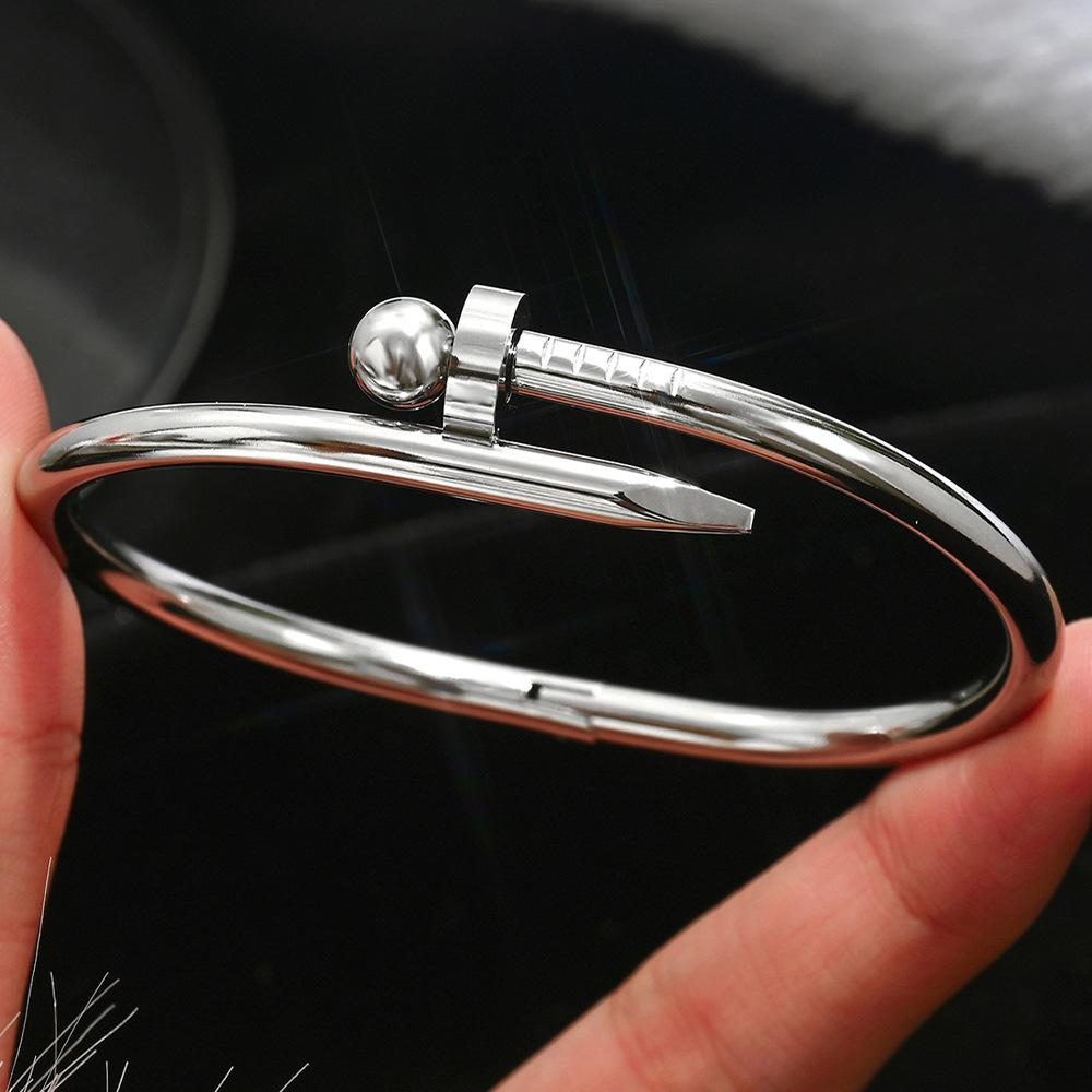 Европа и Соединенные Штаты Горячий браслет из нержавеющей стали с четырьмя листами клевера, счастливый браслет, модный женский браслет с гвоздем, золотые браслеты