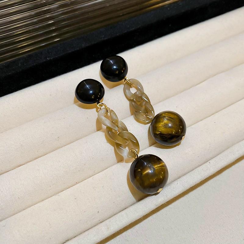 Серьги 'Серебряная игла' в стиле 'Тигровый глаз': Элегантные, модные серьги-пусеты с отделкой карамельного цвета.