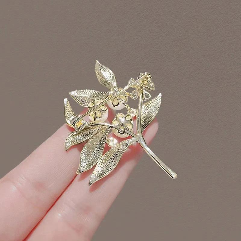 Модные броши с жемчугом и зеленым листом в виде цветка гардении для женщин, одежда, пальто, ювелирные изделия, аксессуары, подарки