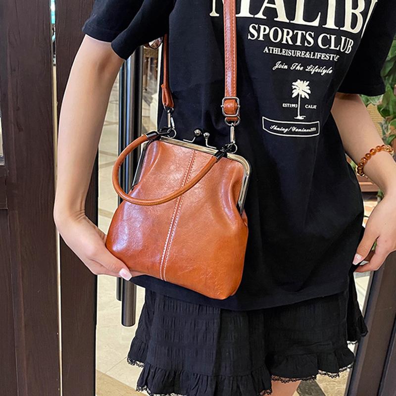 Винтажная мини-сумка кроссбоди на плечо из бежевой искусственной кожи с золотой пряжкой