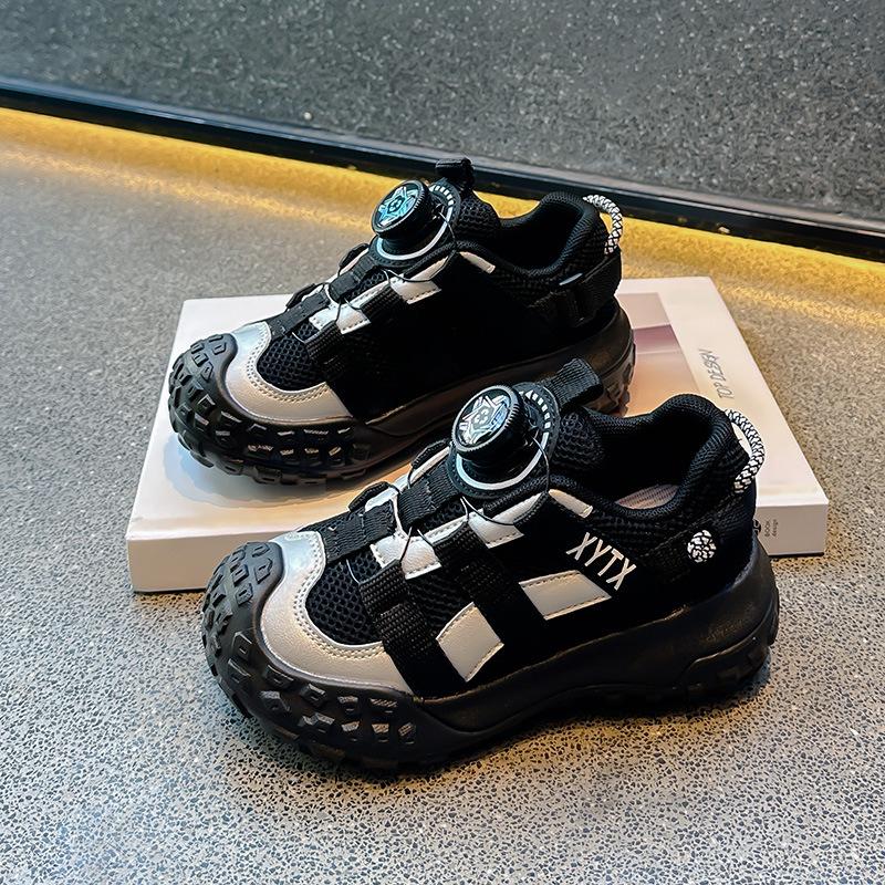 New spring collection of children's athletic shoes: breathable mesh casual shoes for girls, trendy rotating buckle design, and versatile dad shoes