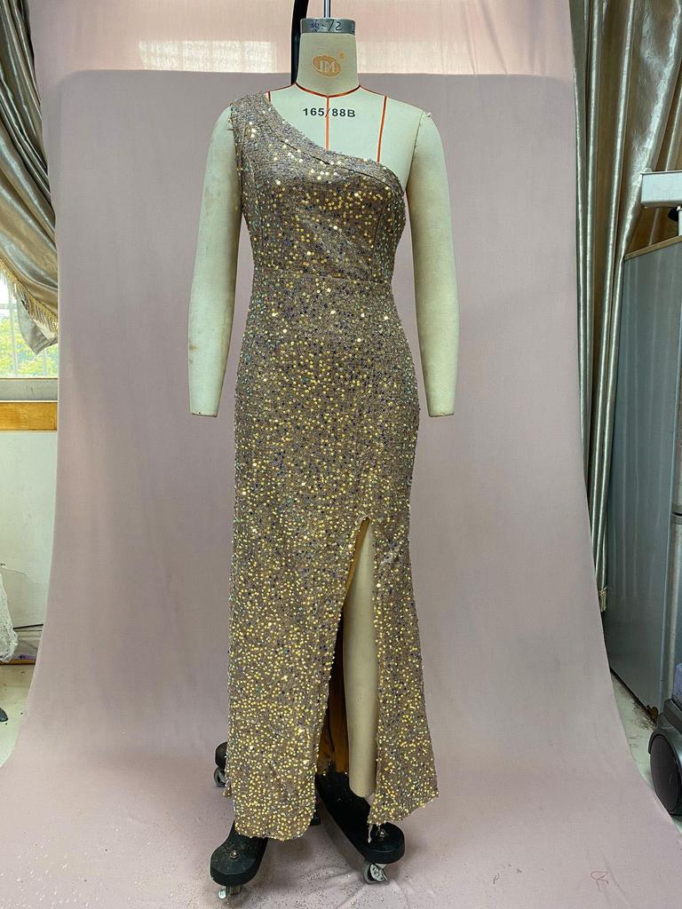 Женское розовое платье с разрезом на одно плечо 2025 года с пайетками