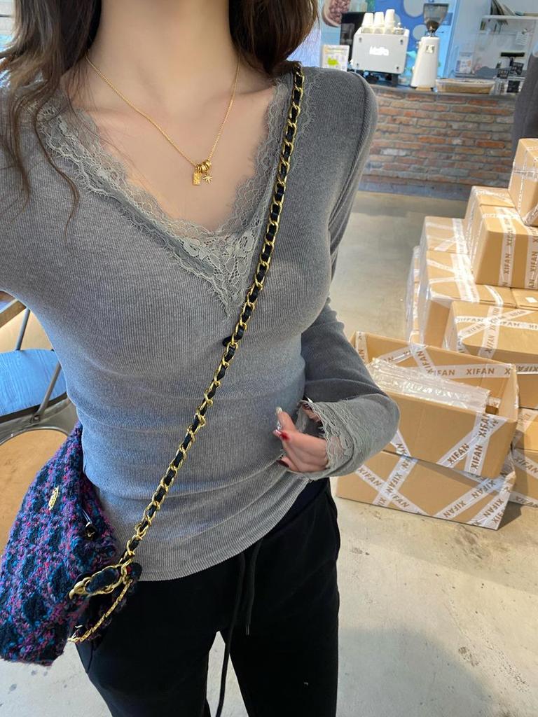 Женская футболка с V-образным вырезом, кружевной отделкой, облегающего кроя, с длинными рукавами и начесом (Коллекция Ранней Осени 2025)