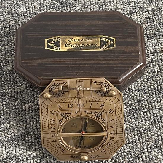 Морские круглые солнечные часы диаметром 11,43 см.. солнечные часы-компас с гравировкой.