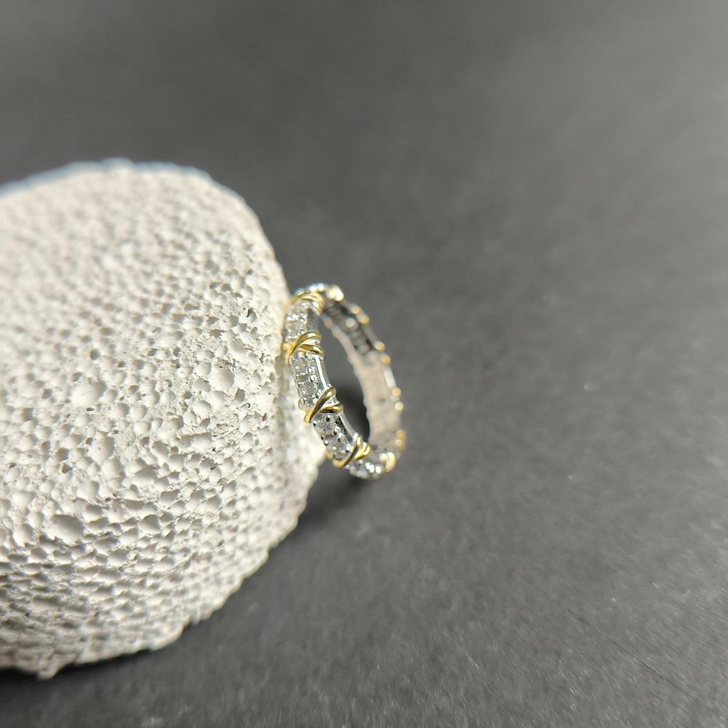 Серебряное кольцо с фианитами, вес изделия 2,61 гр (2160168)