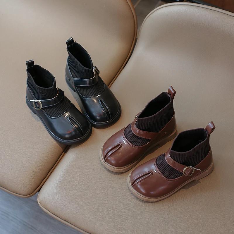 2024 Детские кожаные туфли для девочек, осень-зима, новые модные корейские туфли в стиле принцессы в стиле ретро, нескользящие, универсальные, элегантные, на плоской подошве