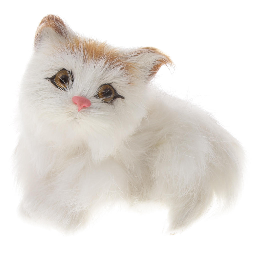 Милый реалистичный маленький сидящий кот с рамкой из настоящего меха пушистого животного