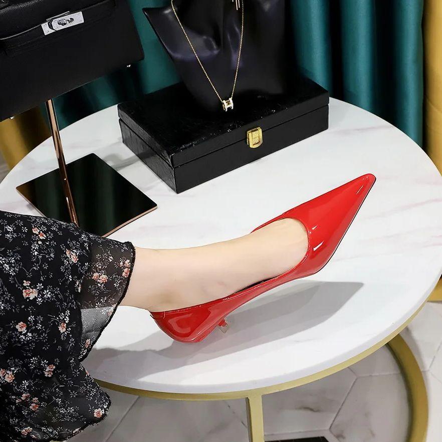 Женские оригинальные рабочие туфли на каблуках из лакированной кожи с низким вырезом, блестящие туфли-лодочки с длинным носком и неглубоким вырезом, красные, белые, нулевые, модельные туфли