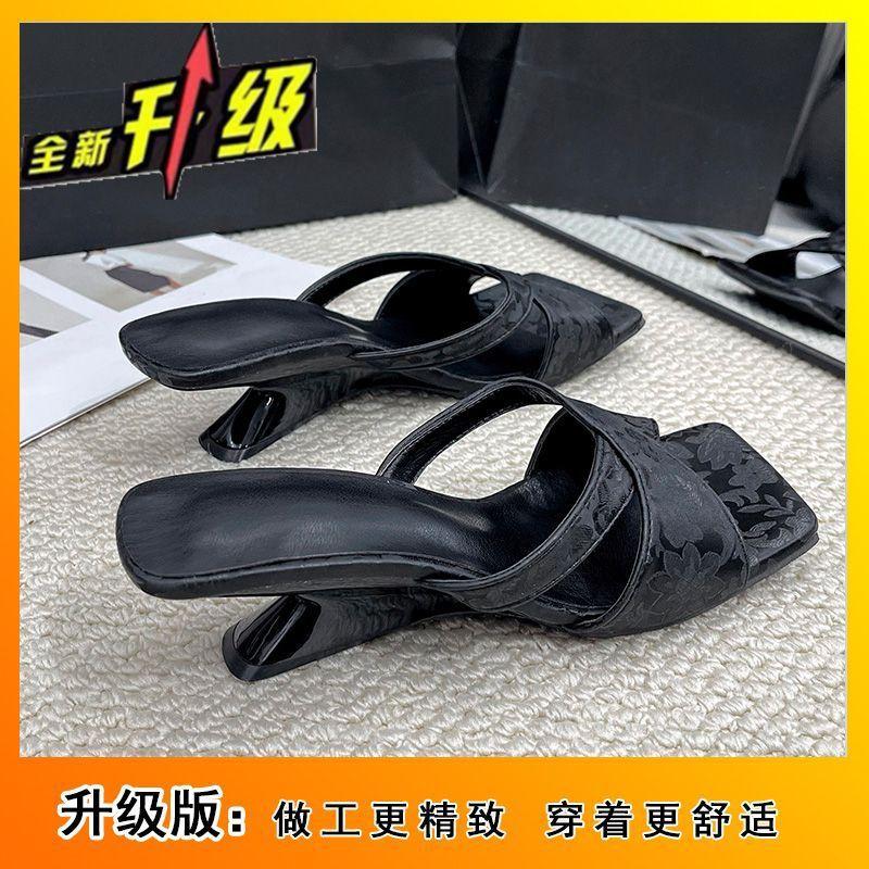 Новые сандалии 2025 весна и лето сказочные шлепанцы с квадратным носком французский темперамент серебристые модные сандалии с открытым носком