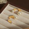 Европейские и американские ретро серьги с жемчугом: Роскошный французский стиль с гладкой металлической отделкой для женщин