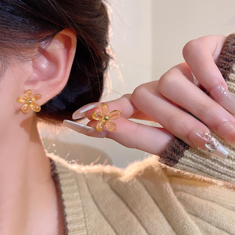 Серьги-бабочки с цирконом: Роскошь, универсальность, тренд сезона осень/зима