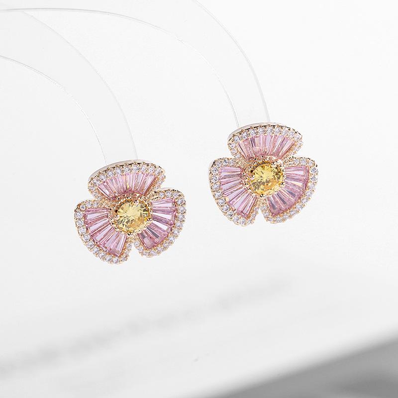 Новые серебряные серьги-гвоздики с микроинкрустацией из фиолетового циркония в форме цветка, свежие темпераментные серьги-гвоздики в стиле Мори.