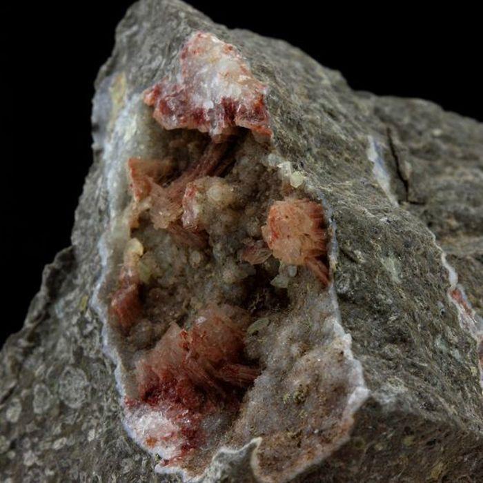 Epistilbite 216.8 carats