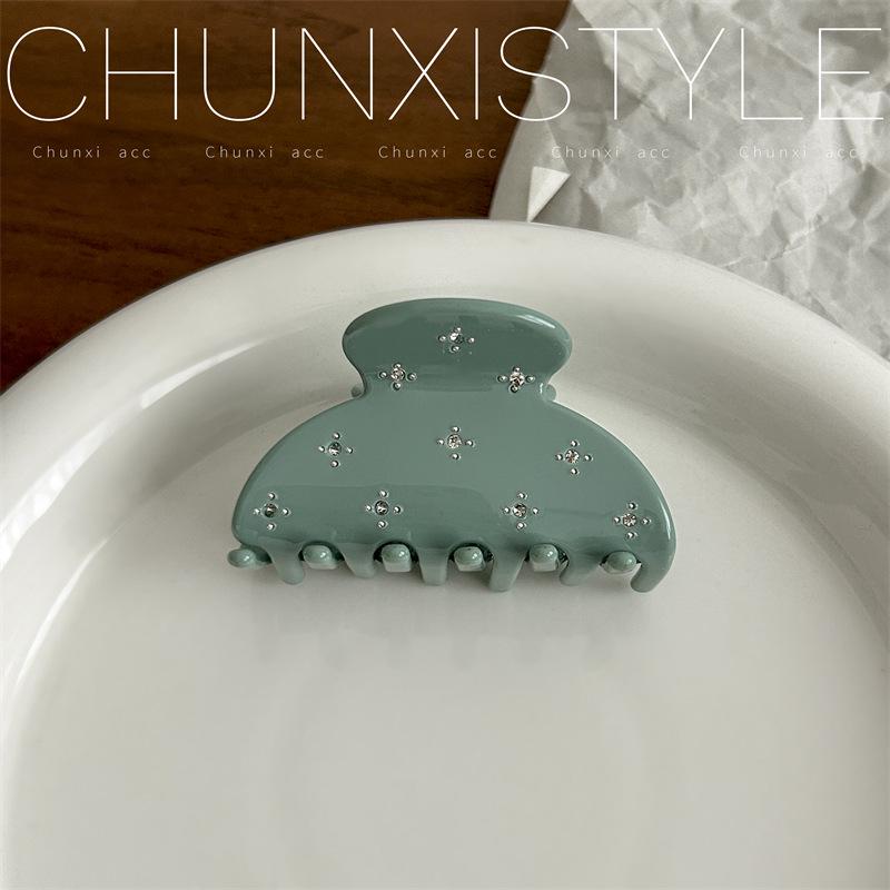 Поделиться Красота Ацетат Candy Заколка для волос: Элегантная, украшенная бриллиантами, компактная заколка-акула идеально подойдет для придания свежего вида вашей прическе.