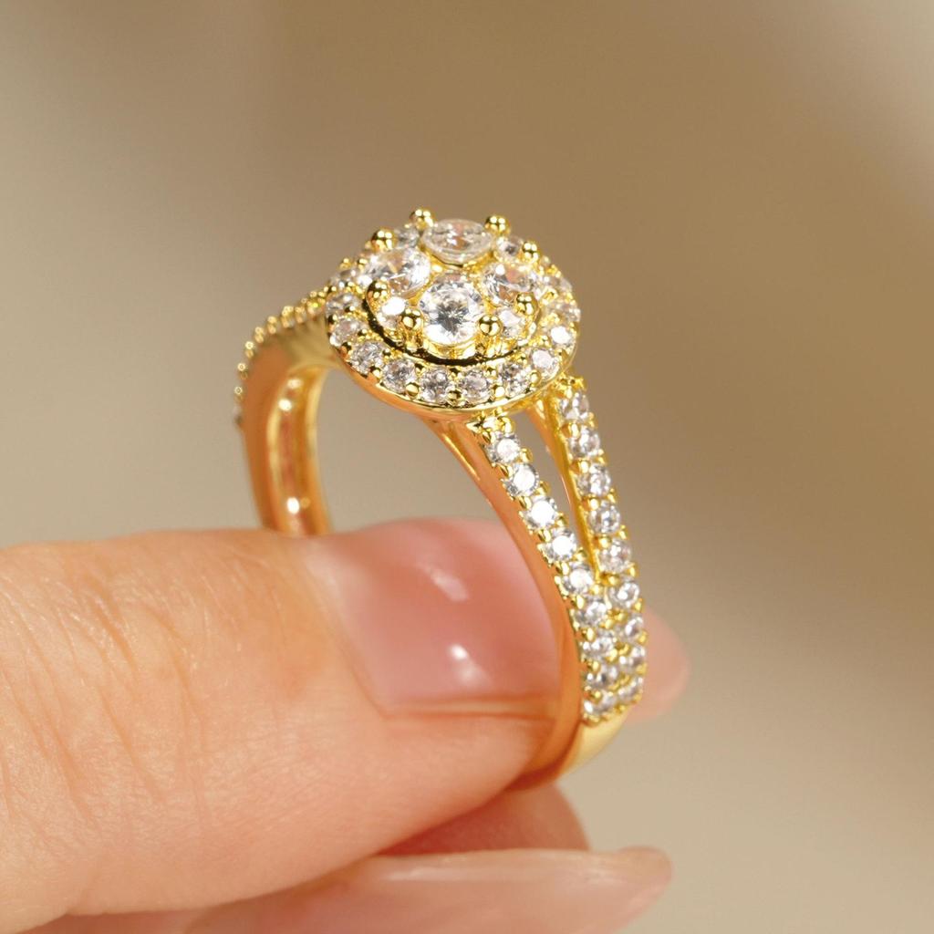 Женское кольцо с широким ободком и микропаве из цирконов - Модное, Роскошное, Трендвое Заявление