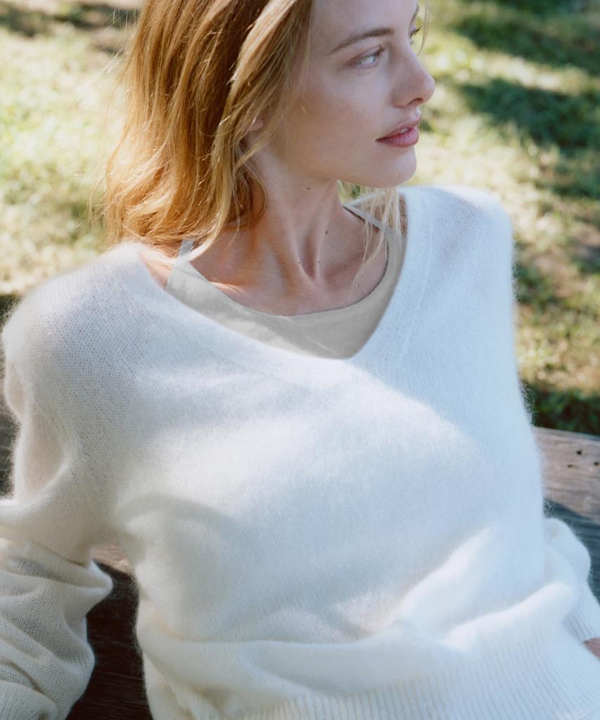 FOLNUA Dose V Neck Knit (Ivory)