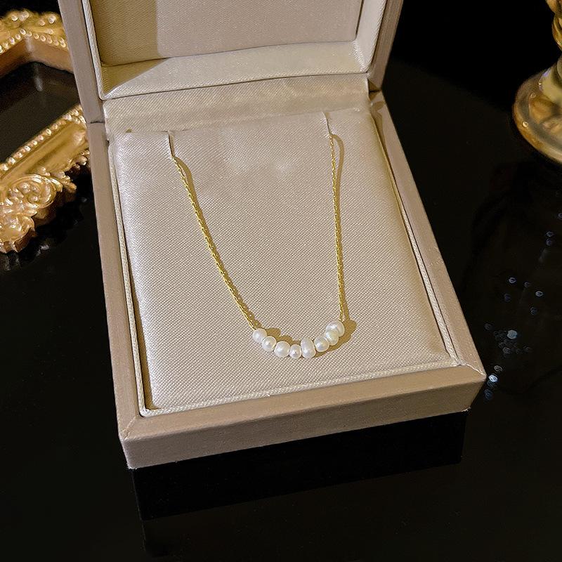 Butterfly Pearl Necklace for Women: High-End Titanium Steel Clavicle Chain Inspired by Internet Trends.