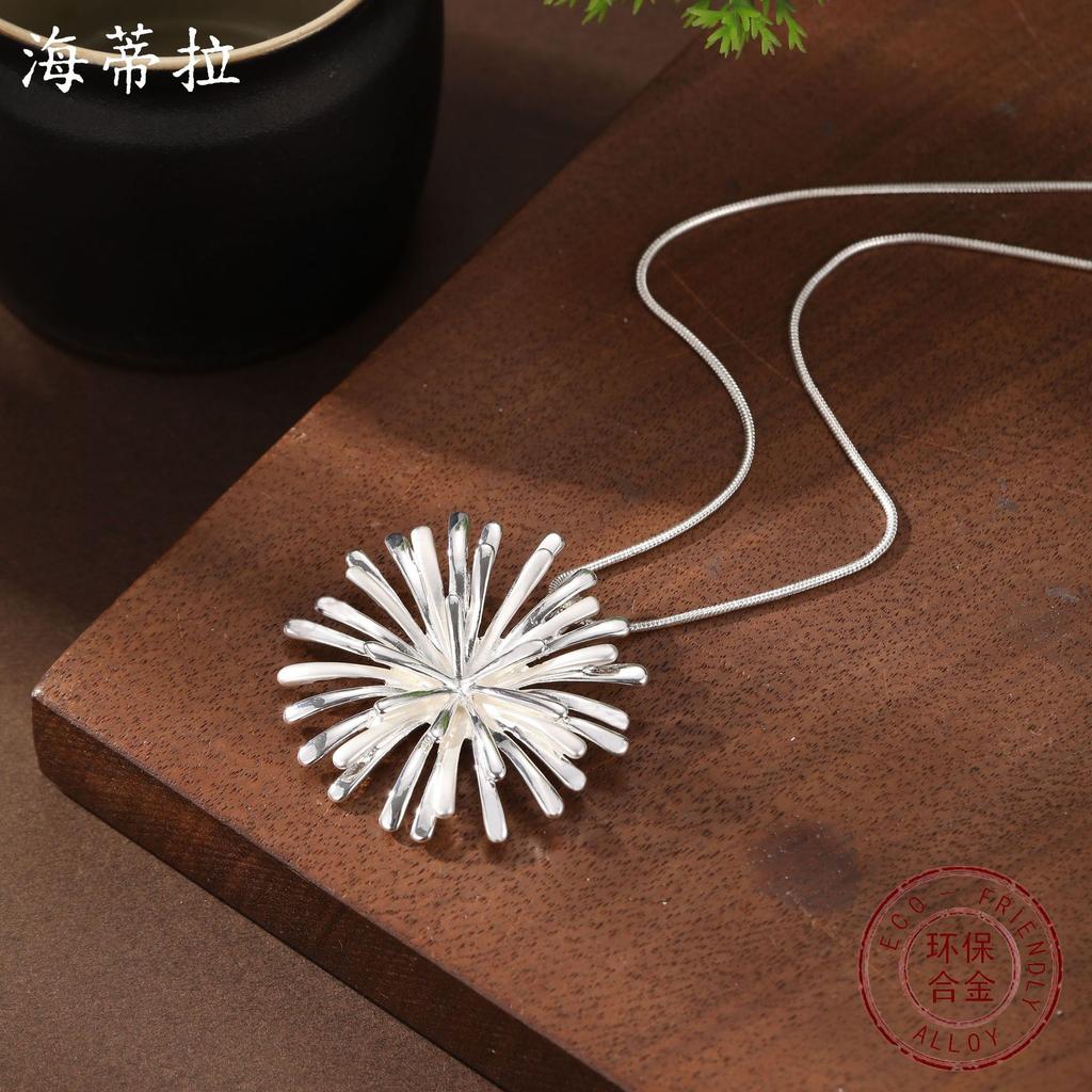 Новый нерегулярный трехмерный маленький кулон-ромашка, женское высококлассное универсальное ожерелье-хризантема