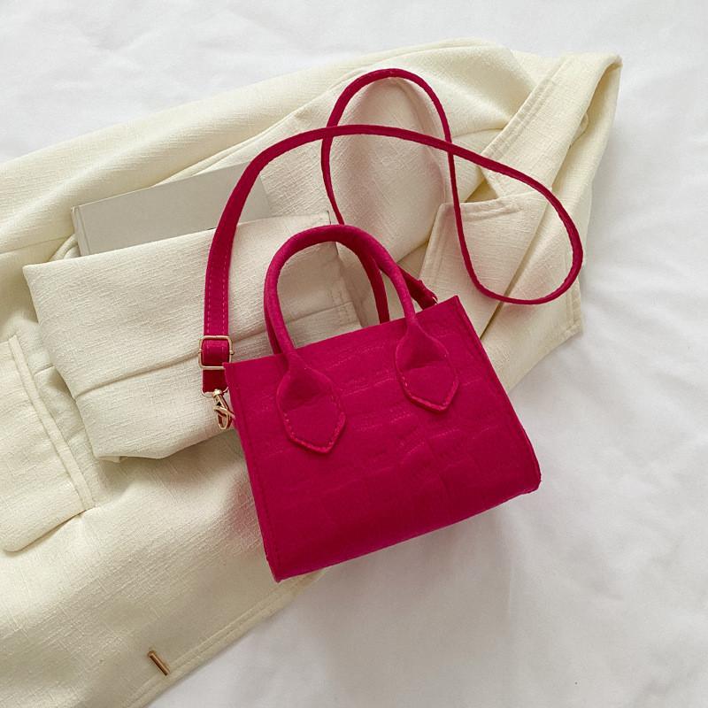 Маленькая наплечная сумка с простроченными деталями для повседневного использования