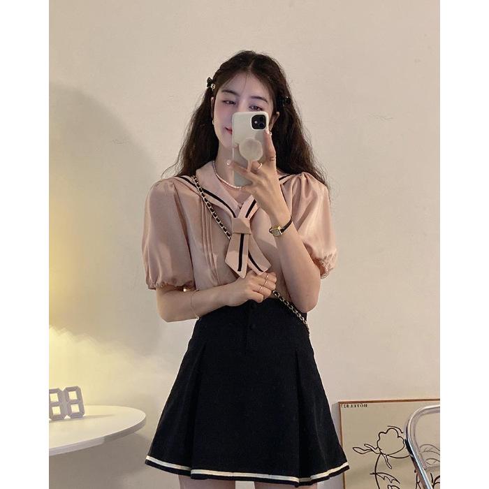 Женский летний комплект из двух предметов 2025 года в студенческом стиле: рубашка с темно-синим воротником, рукавами-фонариками и плиссированной юбкой с высокой талией