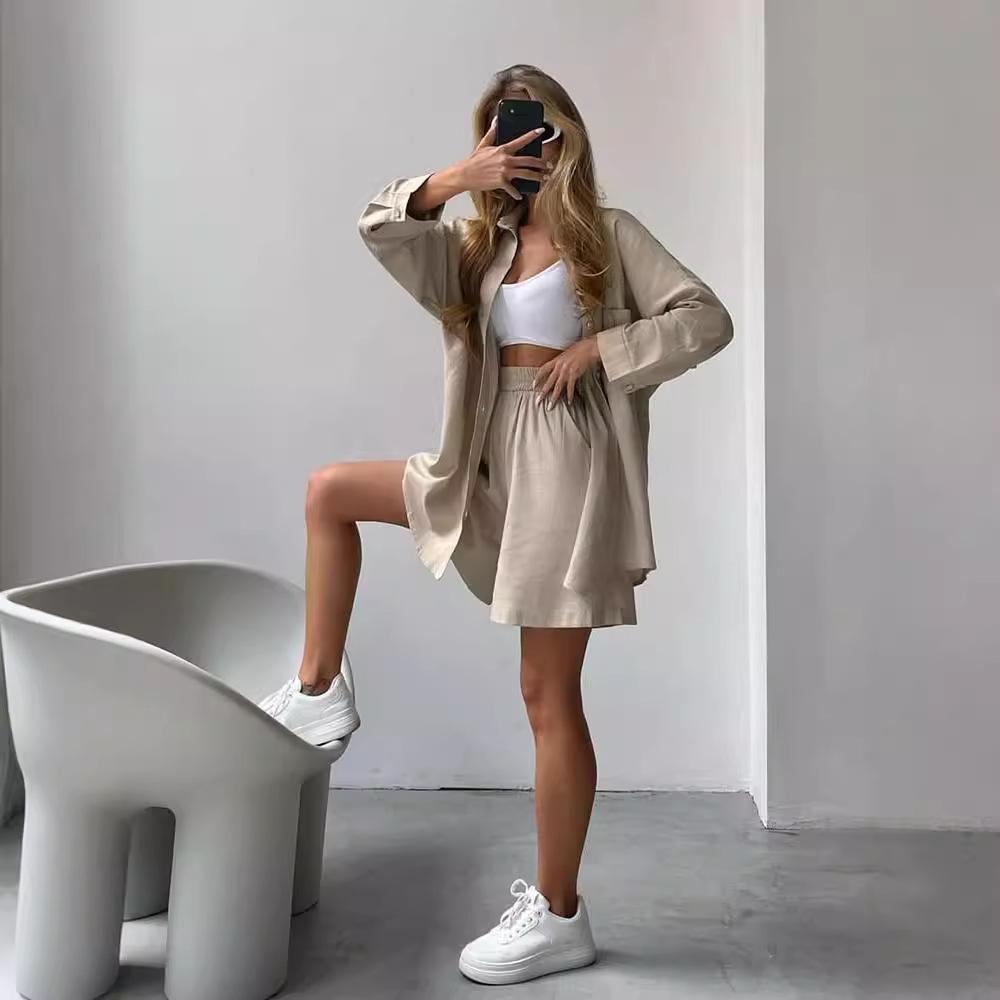 Весенне-осенний спортивный костюм свободного кроя, однотонная рубашка на одной пуговице и модные шорты