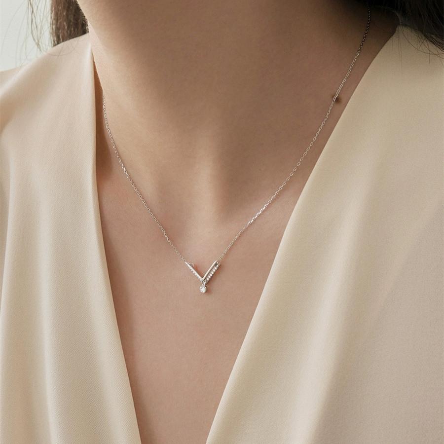 Простое женское ожерелье из стерлингового серебра 925 пробы с бриллиантами, интересный дизайн, осенне-зимняя цепочка для свитера, легкая роскошная цепочка на ключицу
