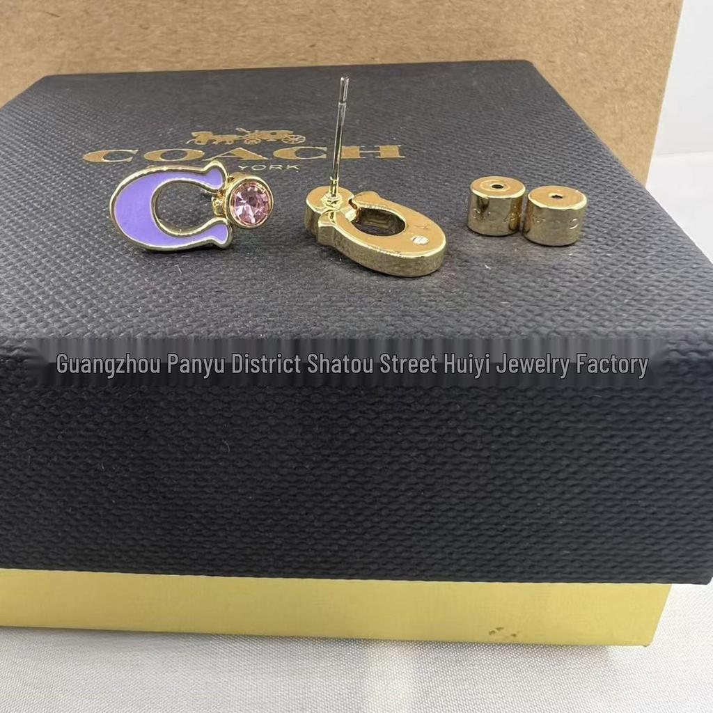 COA Серьги-гвоздики Coach с логотипом C, разноцветные стразы, позолоченные: Художественный, Универсальный, Роскошная мода