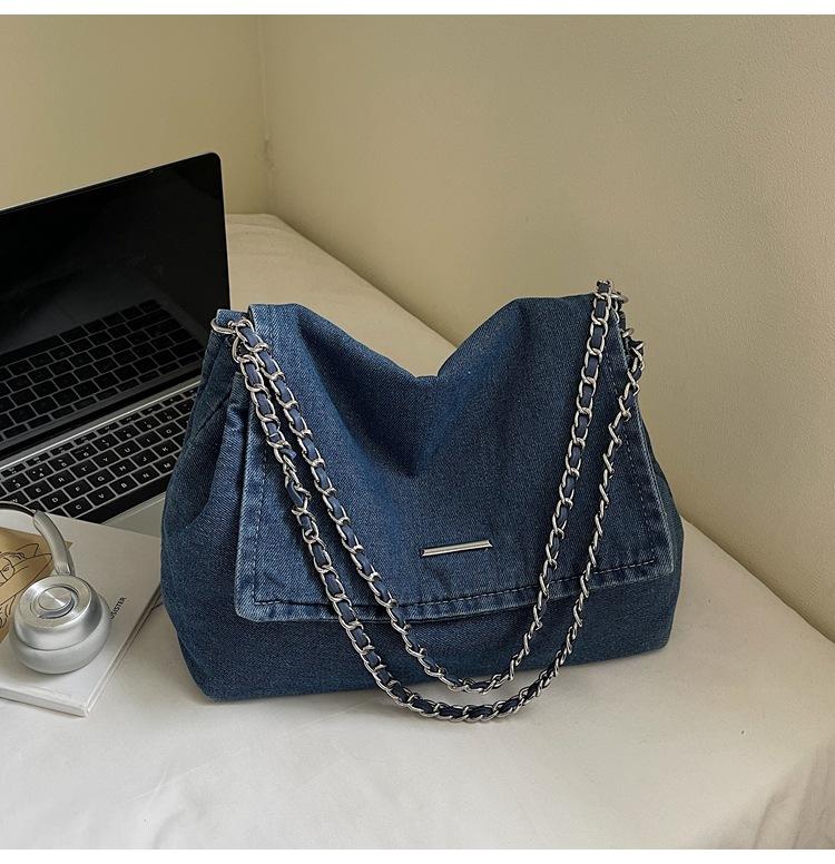 Сумка для поездок на работу женская большой вместимости 2025 новая модная нишевая текстурная сумка через плечо на цепочке джинсовая сумка-мессенджер тоут