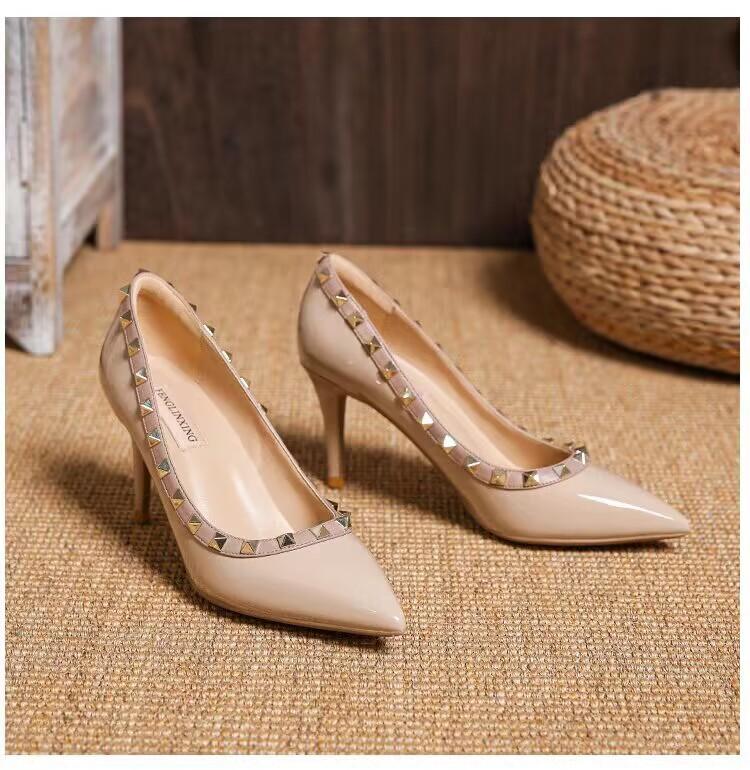 Туфли с острым носком, заклепки, неглубокий носок, тонкий каблук, темпераментные одинарные туфли женские 2025 года, новые универсальные французские черные туфли на высоком каблуке женские