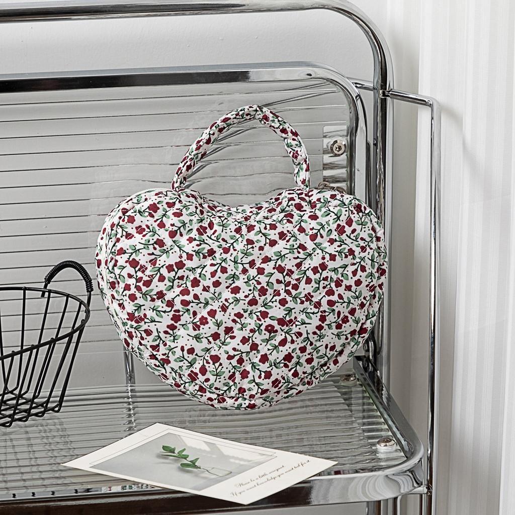 Floral Woman Travel Makeup Bag With Large Capacity And Quilted Design For Home Storage