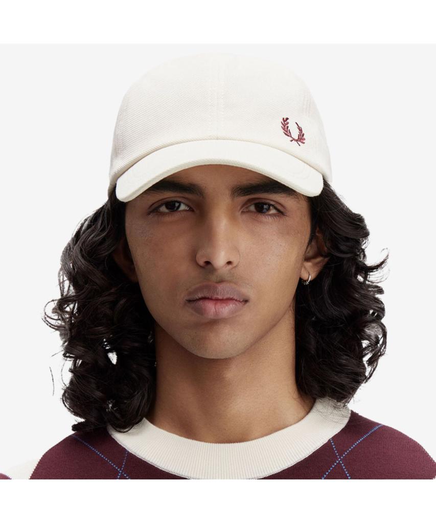 Fred Perry Классическая кепка из пике - Экрю/Бордовый Cfpu2536726-V84