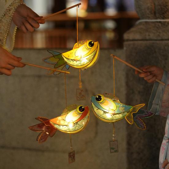 Chinese Fish Lantern DIY Kit Kit, Style Handheld Light Up with Team Building Art Project Handle, Traditional Mid-Autumn Spring Festival Craft for Kids