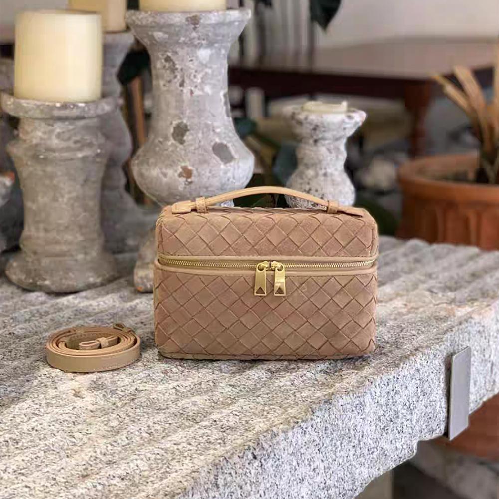 2025 Новая модель через границу Маленькая квадратная сумка из коровьей кожи Женский изысканный кошелек для монет Ручная модная женская сумка Универсальное украшение Маленькая сумка