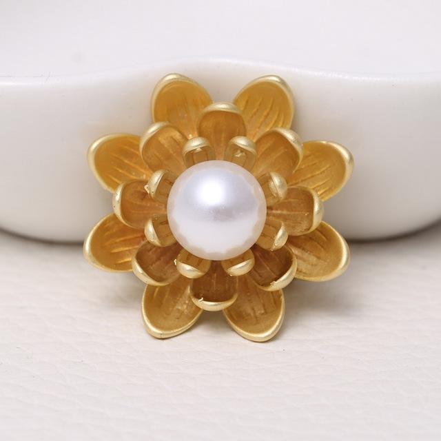 New Multi -Petal Pearl Brooch Fashion Exquisite Female Jewelry Brooch Clothing Decoration Accessories Party Brooch Gift