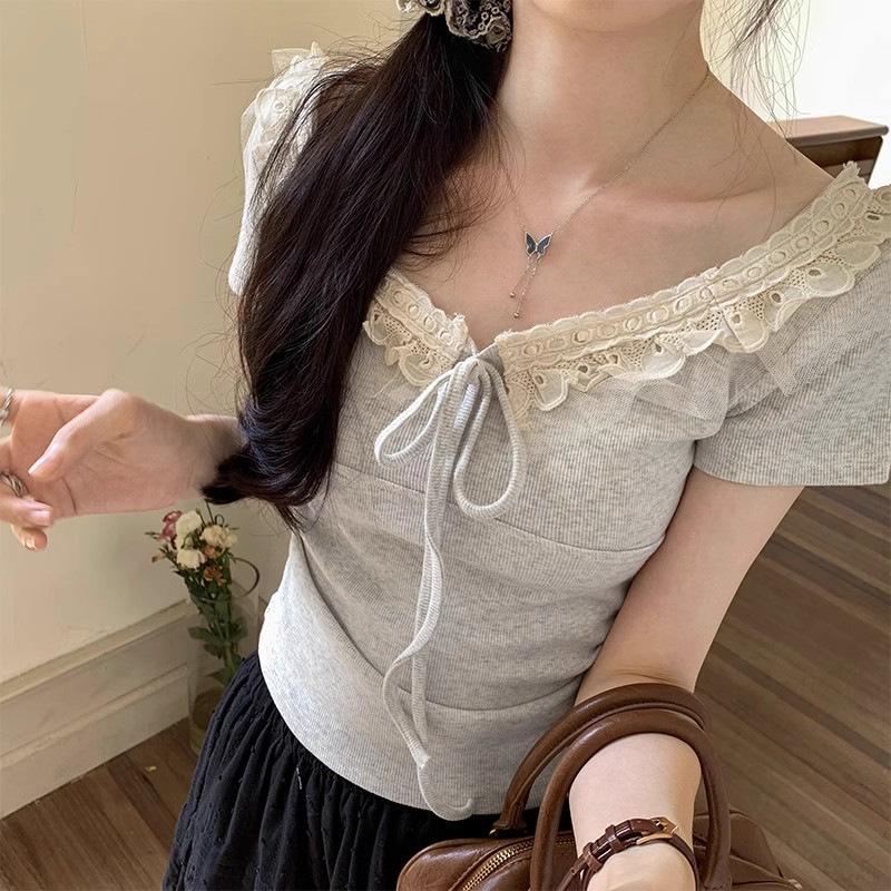 Женская футболка приталенного кроя с кружевной отделкой - Коллекция Лето 2025