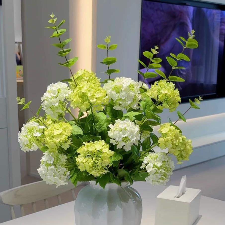 Композиция из искусственных гортензий для украшения обеденного стола и гостиной