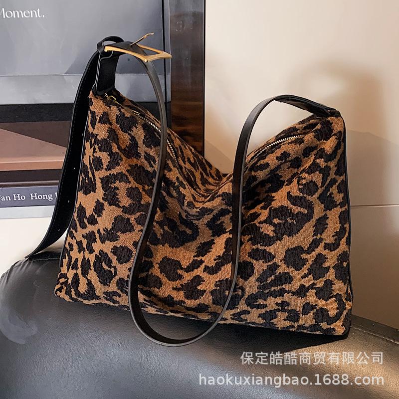 Сумка большой вместимости женская осенне-зимняя универсальная 2025 новая простая нишевая дизайнерская на плечо сумка-мессенджер сумка-тоут для поездок на работу