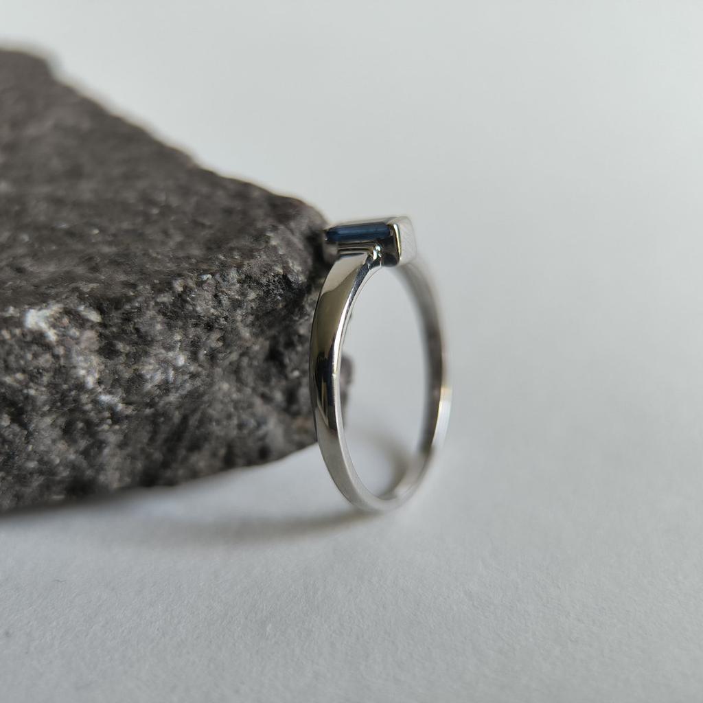 Серебряное кольцо с натуральным сапфиром 0.338ct, вес изделия 1,5 гр (2214052)