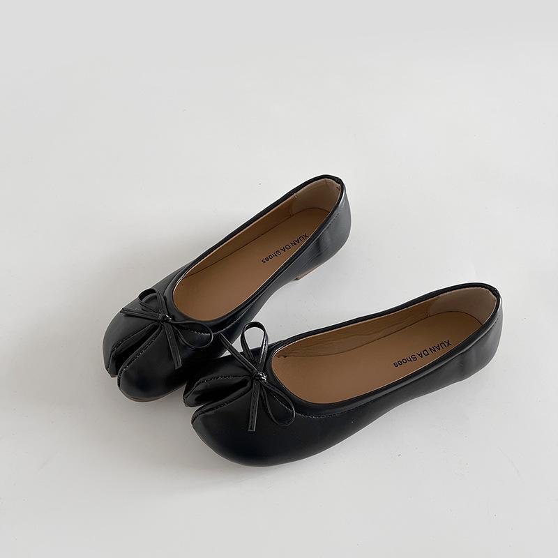Black French retro light mouth split-toe flat-soled single shoes women's 2025 new spring soft-soled versatile Mary Jane shoes