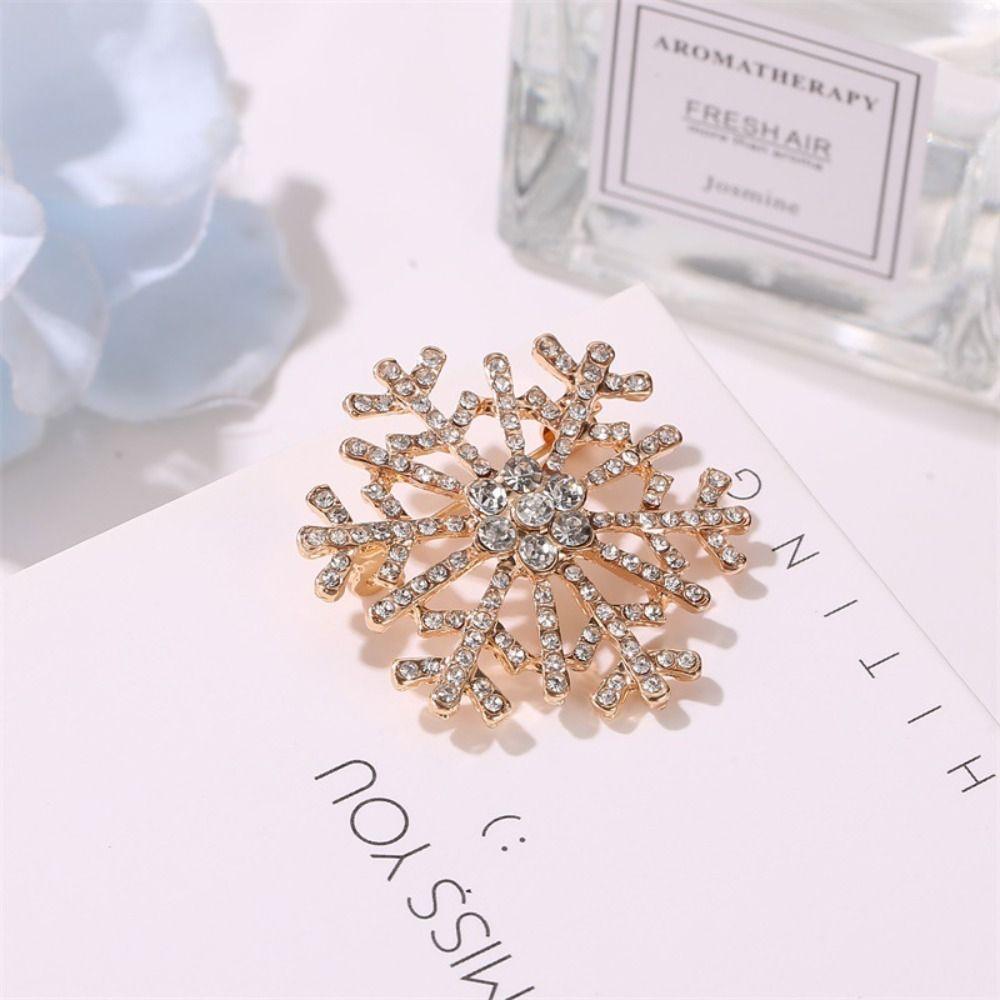 Zinc Zinc Zinc Alloy Creative Snowflake Brooch Geometric  Temperament   Christma's Day Gift