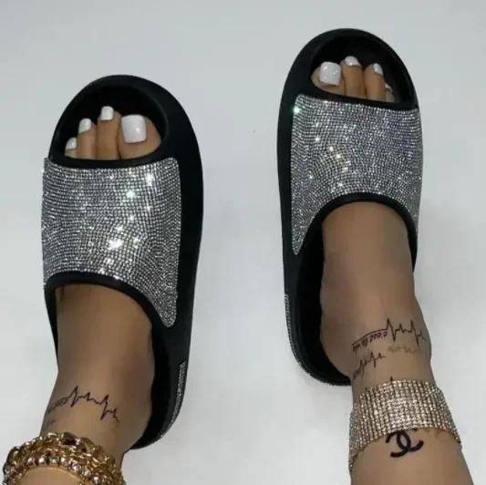 Женские роскошные тапочки с ромбовидным узором 2024 года, новые модные шлепанцы на толстой подошве, сандалии для отдыха на открытом воздухе, нескользящие пляжные тапочки Sandalias