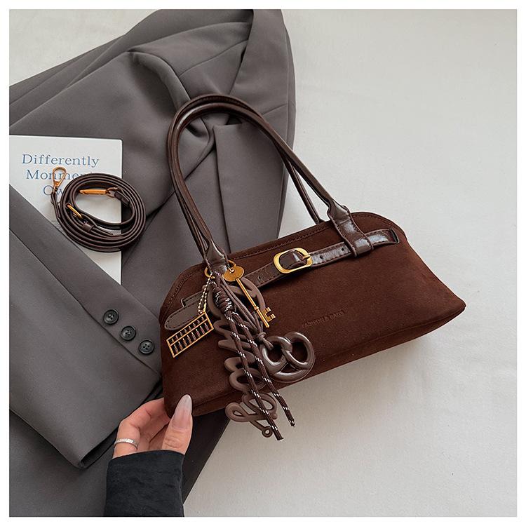 Популярная в этом году женская замшевая сумка 2025 осень новая корейская версия нишевая с ремешком и пряжкой на плечо, сумка-мессенджер