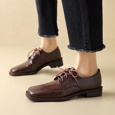 Новая женская модная одинарная обувь с квадратным носком, толстой подошвой, нескользящая, женская обувь на шнуровке, повседневная, черная, на четыре сезона, из лакированной кожи, маленькие кожаные туфли