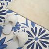 Self-adhesive Vinyl Wall Covering with Graphics for the Kitchen 100x50 cm Floral Pattern on the Background