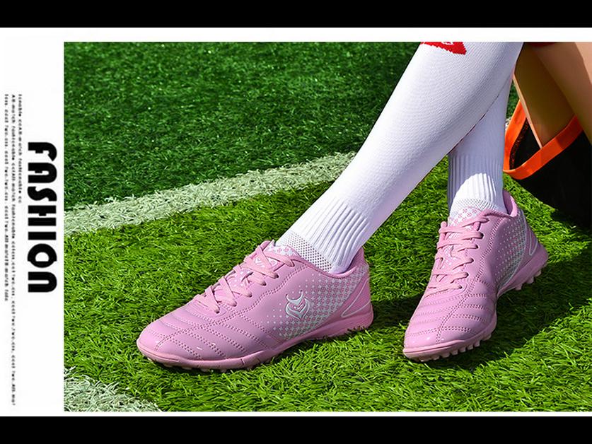 Детские футбольные бутсы: Корейские шипованные кеды для девочек и мальчиков, дизайн с розовыми шипами для тренировок и матчей.