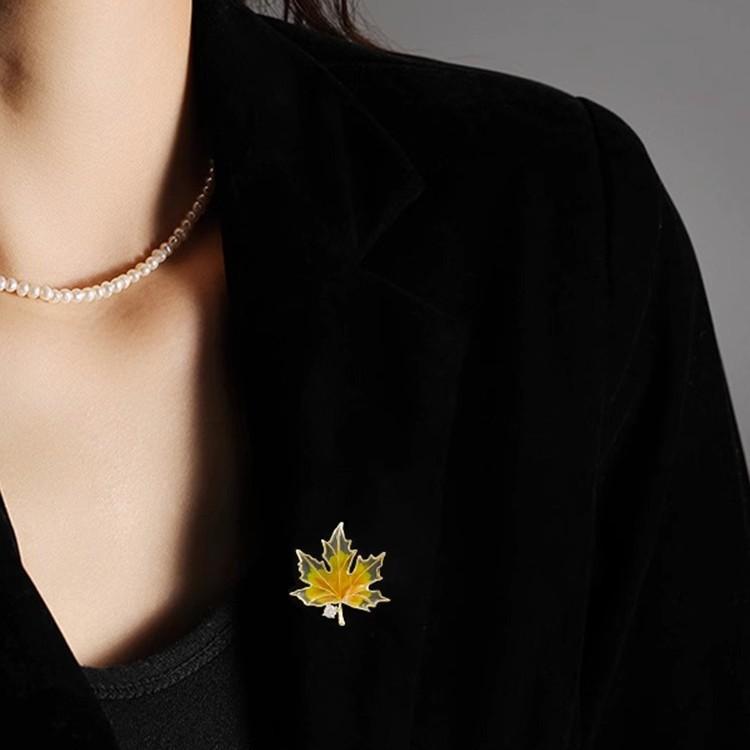 Vintage Painting Enamel Maple Leaf Brooches Pins for Women Girls Exquisite Maple Leaves Brooch Fashion Jewelry