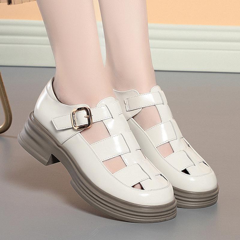 Модные римские модные нескользящие сандалии женские весна 2024 новые мягкие кожаные ажурные дырки дышащие гладиаторские сандалии на платформе