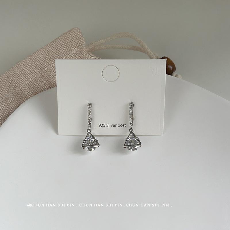 Mosquito coil disc, earclips, triangular zircon earrings, high-end design sense, simple earrings, super flash zircon earrings, women's no earrings.