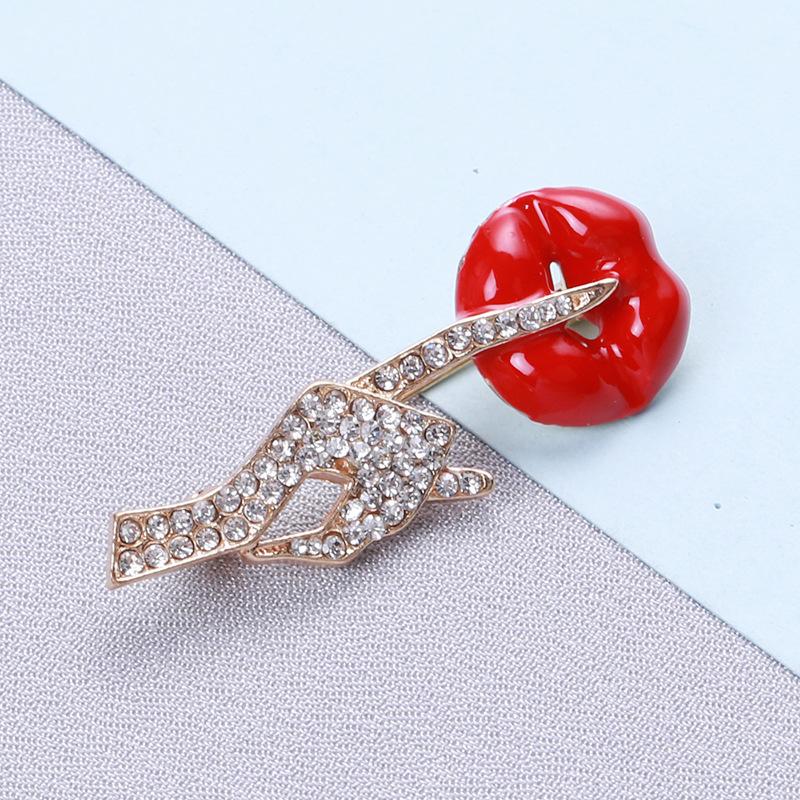 Fashion Luxury Cute Big Red Lips Hand Brooches Gold Color Rhinestone Enamel Alloy Brooch Lady Party Pins Birthday Gifts