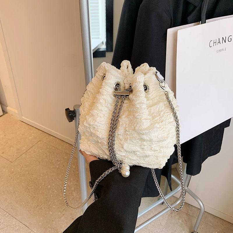 В этом году популярная и популярная женская сумка, новый нишевый дизайн, модная цепочка, сумка через плечо из ткани, плиссированная сумка-ведро